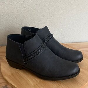 Easy Street Womens Jalia Block Heel Booties